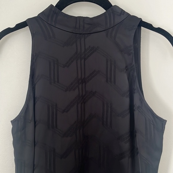 NWT THEORY Women's Silk Jacquard Sleeveless Tie Mock Shell Top Black size XS - Picture 2 of 5